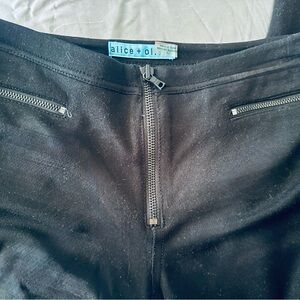 Alice + Olivia Pre-loved EUC not your typical black leggings w/zipper - Size 2